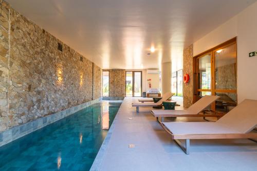 Bazén v ubytování Apartamento de 2 suítes - 170m da Rua Coberta nebo v jeho okolí