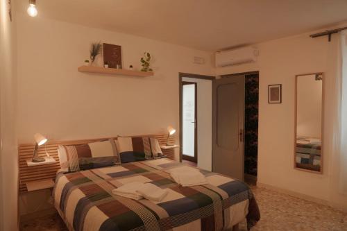 Un dormitorio con una cama con una manta a rayas. en MiraCivita, en Lubriano