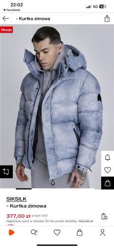 Een man draagt een blauwe gewatteerde jas. bij Nie wiem in Warschau