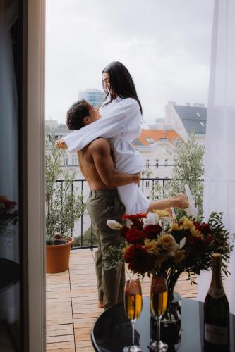 a man carrying a woman on a balcony at Florum Hotel in Vienna
