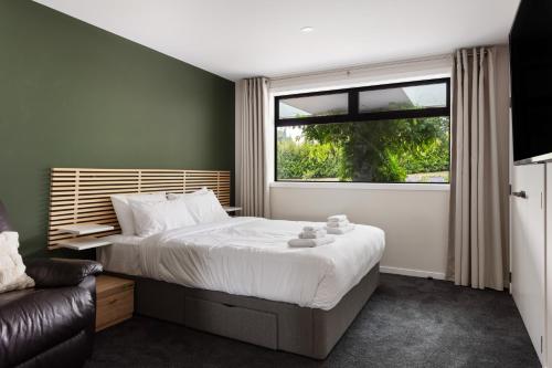 En eller flere senge i et værelse på Spacious 5 Bed Home 2 Mins to Beach