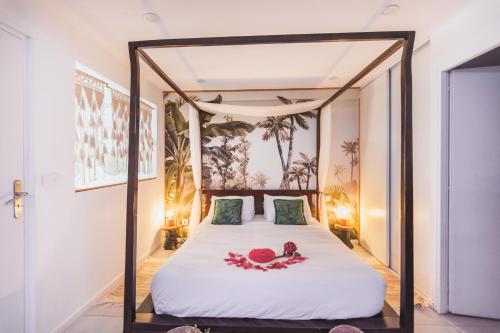 En eller flere senge i et værelse på Gîtes Mas des rochers - Romance tropicale avec Spa