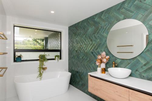 Et badeværelse på Spacious 5 Bed Home 2 Mins to Beach