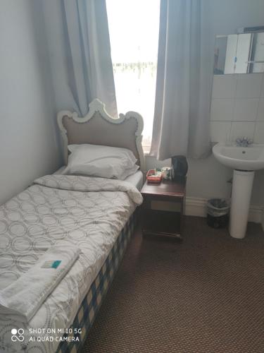 Postel nebo postele na pokoji v ubytování Sussex Lodge Contractors House