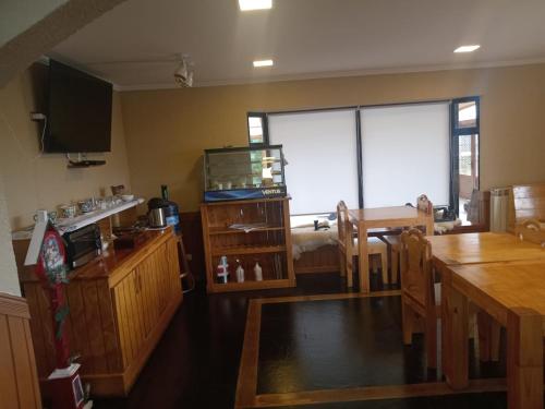 een kamer met een keuken en een eetkamer bij Hostal Doble E Patagonia in Puerto Natales