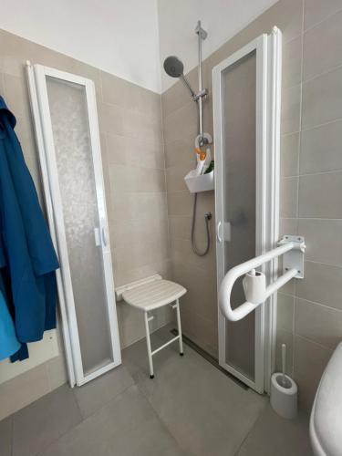 ein Badezimmer mit Dusche, Waschbecken und Toilette in der Unterkunft Casa vacanza San Teodoro in San Teodoro