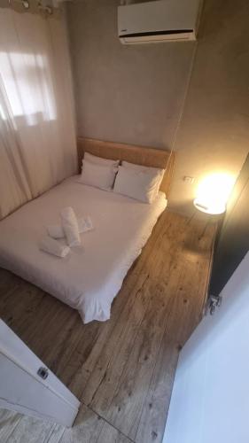 a bedroom with a bed with two towels on it at בית אירוח מרום במדבר in Dimona