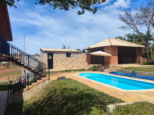 una casa con piscina in giardino di Trilha das Siriemas a Tiradentes