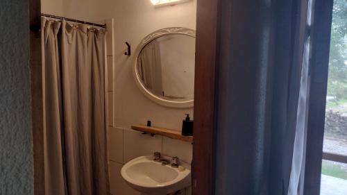 een badkamer met een wastafel en een spiegel bij La Paz suites de campo in Capilla del Señor