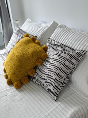 ein ausgestopfter Teddybär auf einem Bett in der Unterkunft Studio 218, Lavras, Minas Gerais in Lavras