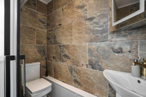 une salle de bains avec toilettes et lavabo dans l'établissement Cornish Haven -Spacious 4 Bed House by Launceston, à Launceston