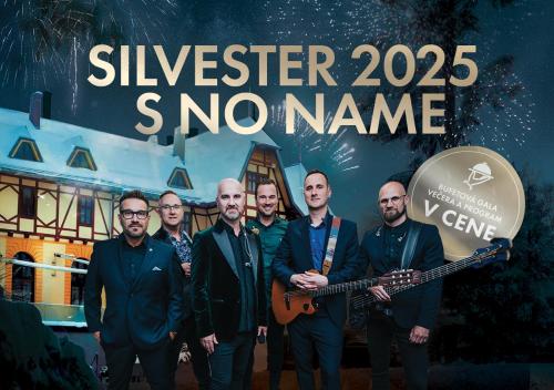 un gruppo di uomini in piedi davanti a un cartello con una chitarra di Hotel Lomnica a Tatranská Lomnica