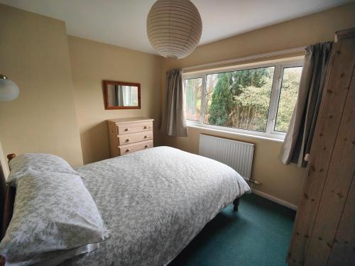 Postel nebo postele na pokoji v ubytování Cozy cottage at the base of Sale and Ling Fell