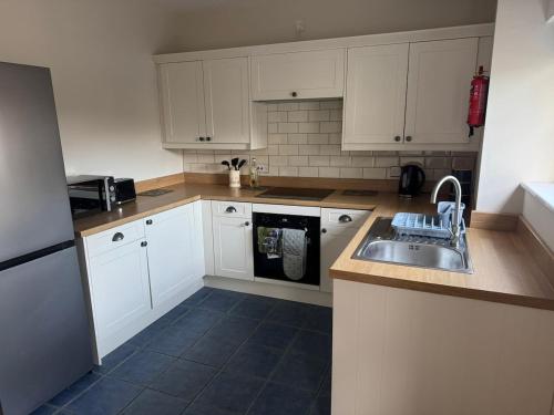 Kuchyň nebo kuchyňský kout v ubytování Cozy cottage at the base of Sale and Ling Fell