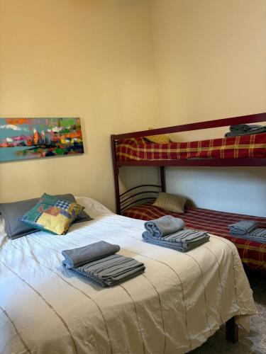 ein Schlafzimmer mit einem Bett, auf dem zwei Handtücher liegen in der Unterkunft Casa de campo Marines in San Antonio de Arredondo