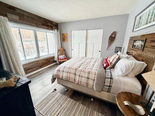 Postel nebo postele na pokoji v ubytování Loon Mountain Retreat with Pool and Hot Tub