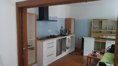 una cucina con lavello e fornello di Untern Schloss 59 a Bautzen