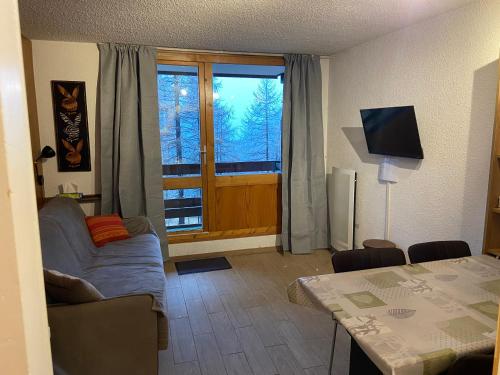 Et tv og/eller underholdning på Charmant studio vue sur les montagnes 25 m2 4 lits