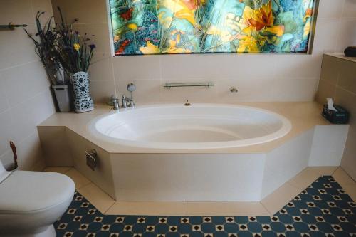 Et badeværelse på Hornbill Estate, Private Beachfront