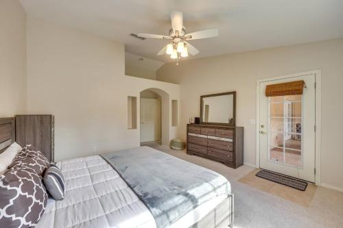 Postel nebo postele na pokoji v ubytování 4BR • Private Yard • Grill • Near Joshua Tree