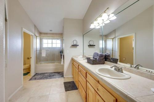 Koupelna v ubytování 4BR • Private Yard • Grill • Near Joshua Tree