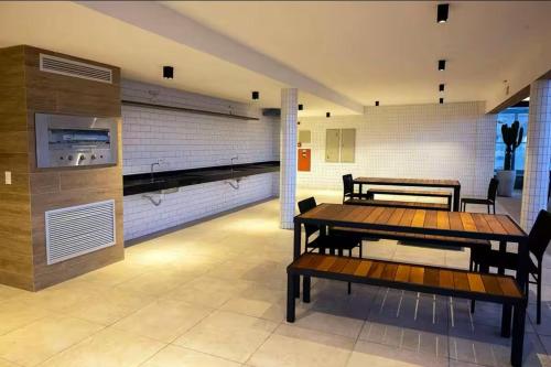 une salle à manger avec une table et un banc dans l'établissement Max Derby 701, à Récife