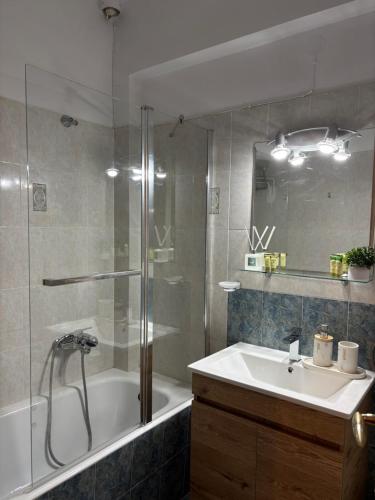 une salle de bain avec une douche, un lavabo et une baignoire dans l'établissement Kalavryta Moments, à Kalavrita