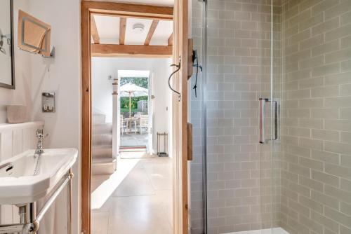 Et badeværelse på 2 Bed in Gastard oc-f30032