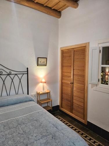 una camera da letto con un letto e una finestra di La Casa de Monica ad Aracena