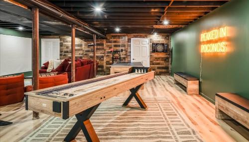 Et opholdsområde på Epic Poconos Pad - Pool - Hot Tub - Gym - Golf Sim