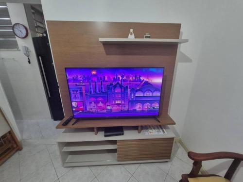 een flatscreen-tv zittend op een plank bij SUH Copacabana 143 in Rio de Janeiro