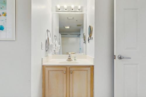 ein Badezimmer mit Waschbecken und Spiegel in der Unterkunft Waters Edge 501 in Fort Walton Beach