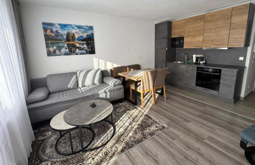 een woonkamer met een bank en een tafel bij Appartement Sami in Altenmarkt im Pongau