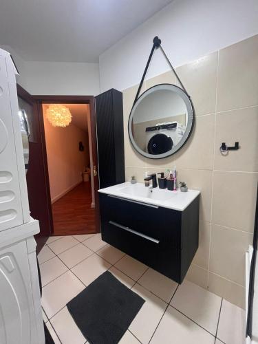 ein Badezimmer mit Waschbecken und Spiegel in der Unterkunft Arena Royal Suite in Bacău