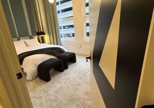 ein Schlafzimmer mit einem Bett und einem Fenster in der Unterkunft Symons Block Suite 4 in Spokane