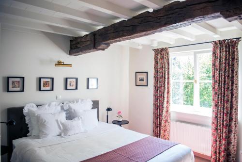 Postel nebo postele na pokoji v ubytování The Herring's Residence - Stylish Private Cottage with Breakfast in Historic Center - Adults-Only