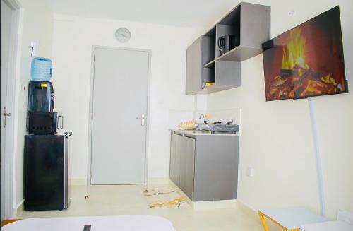 une cuisine avec un évier et un réfrigérateur dans l'établissement Sunny Charm Studio Wi-fi & Netflix, à Nairobi