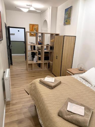 une chambre avec un lit avec deux serviettes dessus dans l'établissement La Chouette, à Dijon