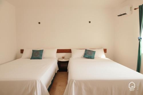 zwei Betten nebeneinander in einem Zimmer in der Unterkunft Casa Nido Bacalar in Bacalar