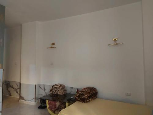 een kamer met een bed en twee tassen aan de muur bij Luxury Studio in Hurghada