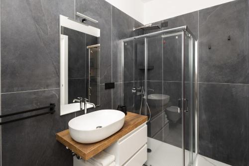 een badkamer met een wastafel en een douche bij Prince Residence in Castellammare di Stabia