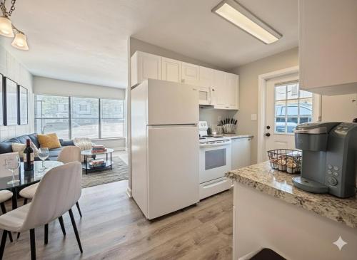 Køkken eller tekøkken på Amazing 2BR Easy Access to Disney, Universal Stu, SODO & ORMC