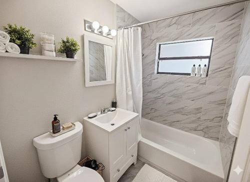 Et badeværelse på Amazing 2BR Easy Access to Disney, Universal Stu, SODO & ORMC