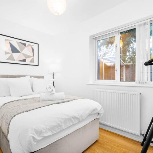 En eller flere senge i et værelse på Four Bed House - Garden - Parking - Speed Wi-Fi 75CMR