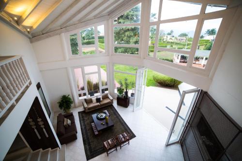an overhead view of a living room with windows at Hotel Boutique El Triángulo in Armenia