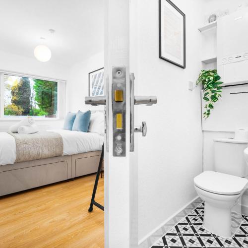 Et badeværelse på Four Bed House - Garden - Parking - Speed Wi-Fi 75CMR