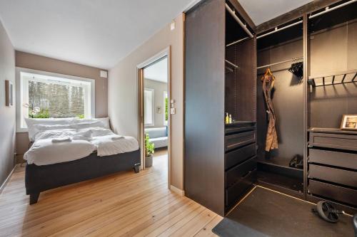 een slaapkamer met een bed en een grote kast bij Apartment in Bergen in Bergen