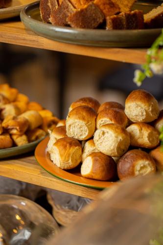 a bunch of breads on shelves in a bakery at Nobile Inn London Anápolis in Anápolis