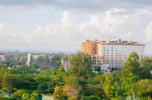 ein großes Gebäude mitten in einer Stadt in der Unterkunft Sunny Charm Studio Wi-fi & Netflix in Nairobi