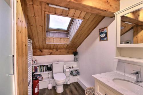 Et badeværelse på Chalet Camomille - Confortable chalet dans un quartier calme avec une vue imprenable sur la vallée et le Mont Blanc MAE-0967